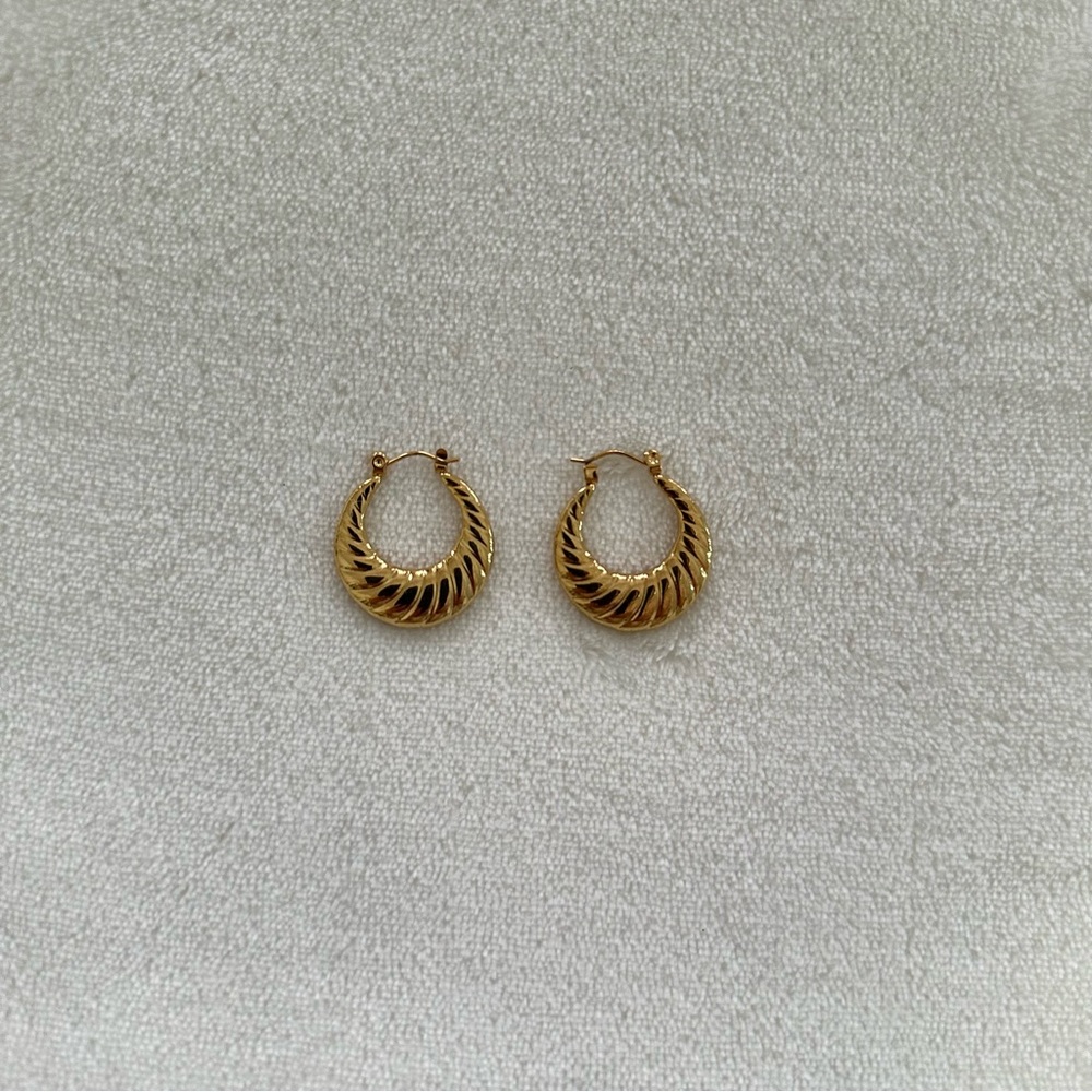 Gold chunky earring